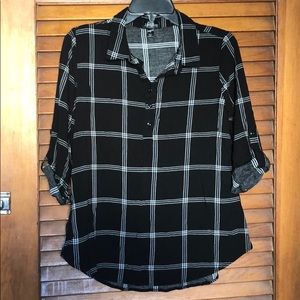 Women’s black & white checkered 3/4 sleeve shirt